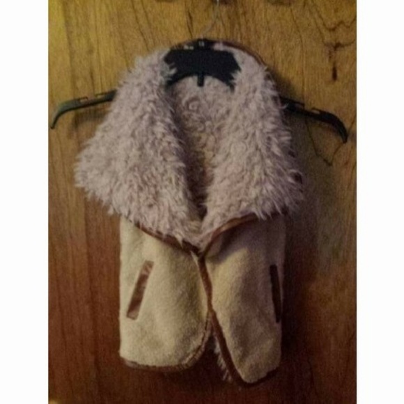 Sherpa Mommy & Me Reversible Faux Fur Vest (Khaki) - Picture 2 of 4